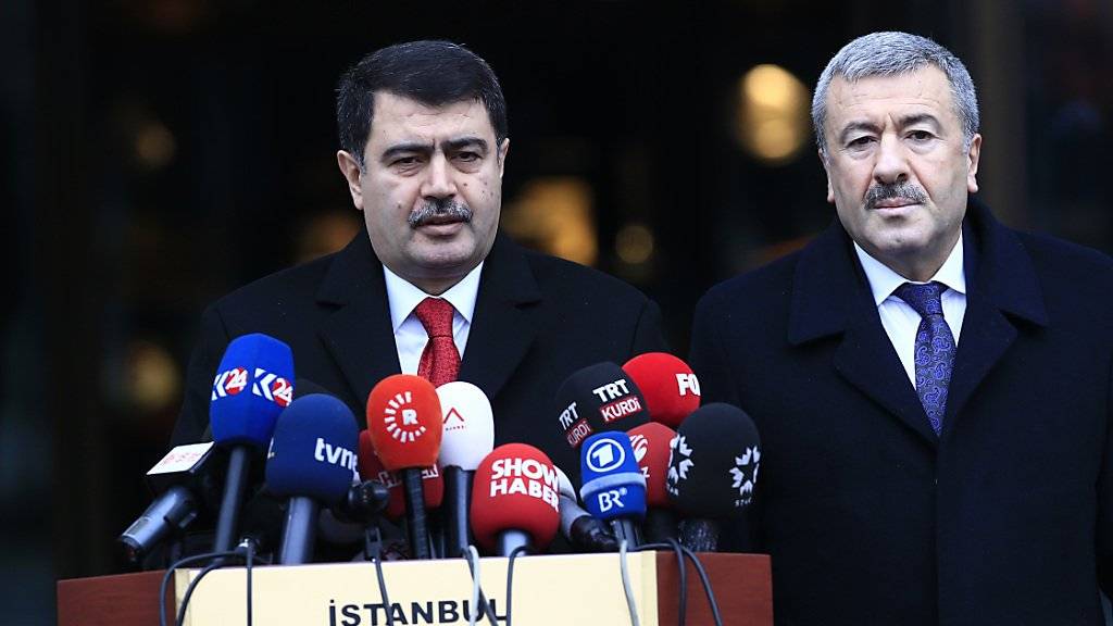 Istanbuls Gouverneur Vasip Sahin (links) und Polizeichef Mustafa Caliskan informieren die Medien über die Festnahme im Zusammenhang mit dem Anschlag auf einen Istanbuler Nachtclub.