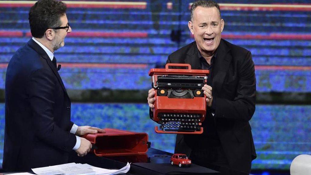 Tom Hanks (r) liebt mechanische Schreibmaschinen. In seinem soeben erschienenen ersten Buch spielen sie denn auch eine grosse Rolle. (Archivbild)