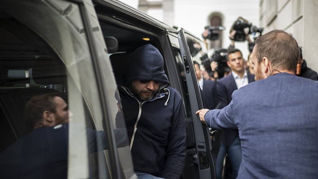 Der 45-jährige Angeklagte stieg am Dienstagmorgen aus einem Fahrzeug vor dem Gerichtsgebäude in St. Gallen.