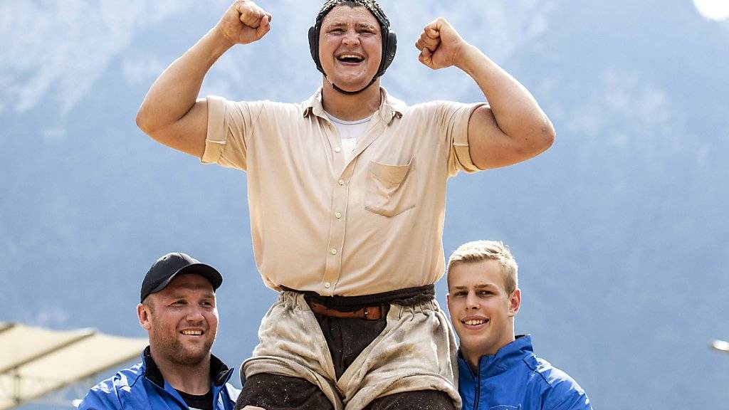 Düpierte sämtliche Favoriten: Nick Alpiger lässt sich beim Innerschweizer Schwingfest in Flüelen als Sieger feiern