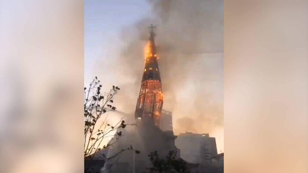 Kirchen in Brand gesteckt: Jahrestag der Sozialproteste in Chile