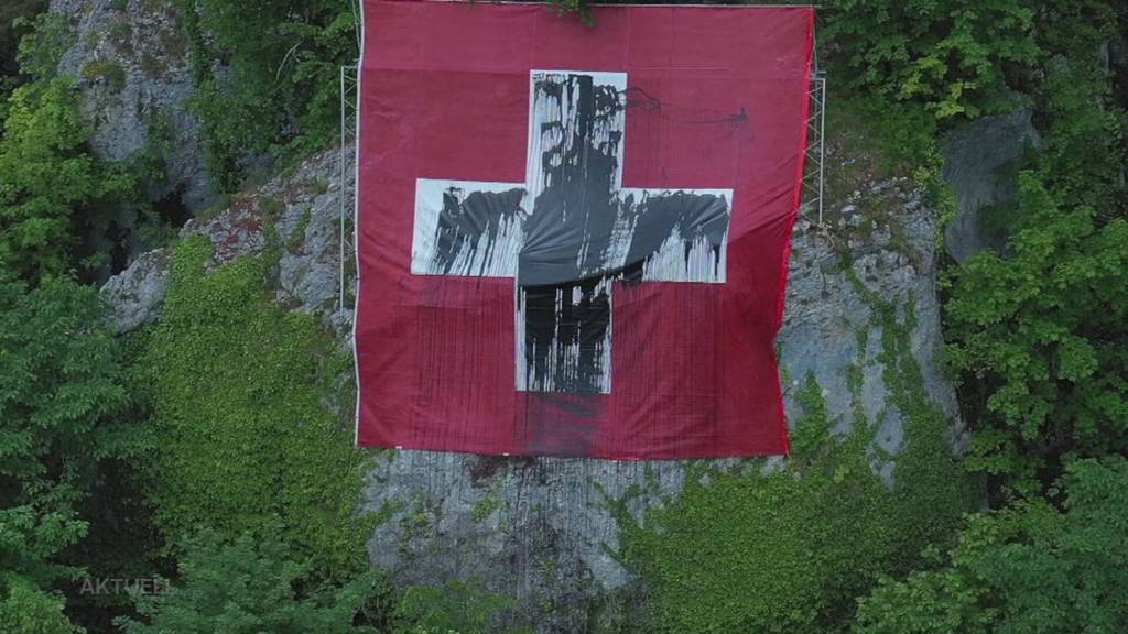 Schweizerfahne verschandelt