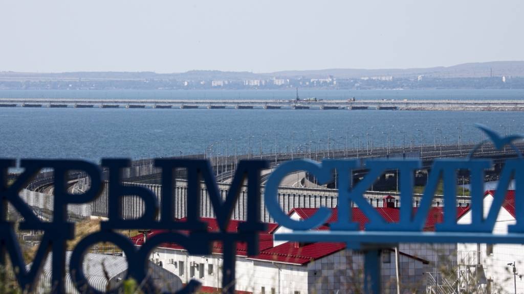 Blick auf die Krim-Brücke, die das russische Festland und die Halbinsel Krim über die Straße von Kertsch verbindet. Foto: -/AP/dpa
