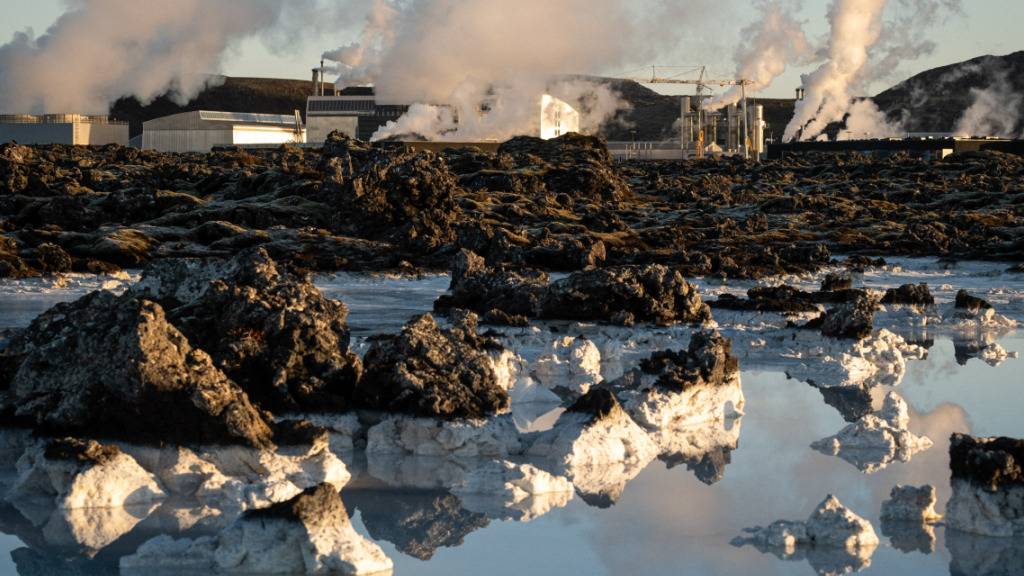 Neben der Blauen Lagune steigt Dampf vom geothermische Kraftwerk Grindavik auf. Aufgrund der anhaltenden schweren Erdbebenserie auf Island warnen die Behˆrden auf der Nordatlantik-Insel vor noch st‰rkeren Beben und einem mˆglicherweise bevorstehenden Vulkanausbruch. Die Ersch ̧tterungen in der N‰he des Ortes GrindavÌk kˆnnten noch heftiger werden und letztlich zu einer Eruption f ̧hren, teilte die isl‰ndische Polizei am Freitagabend mit. Vorsichtshalber sei die Evakuierung der Ortschaft angeordnet worden. Foto: Raul Moreno/SOPA Images via ZUMA Press Wire/dpa