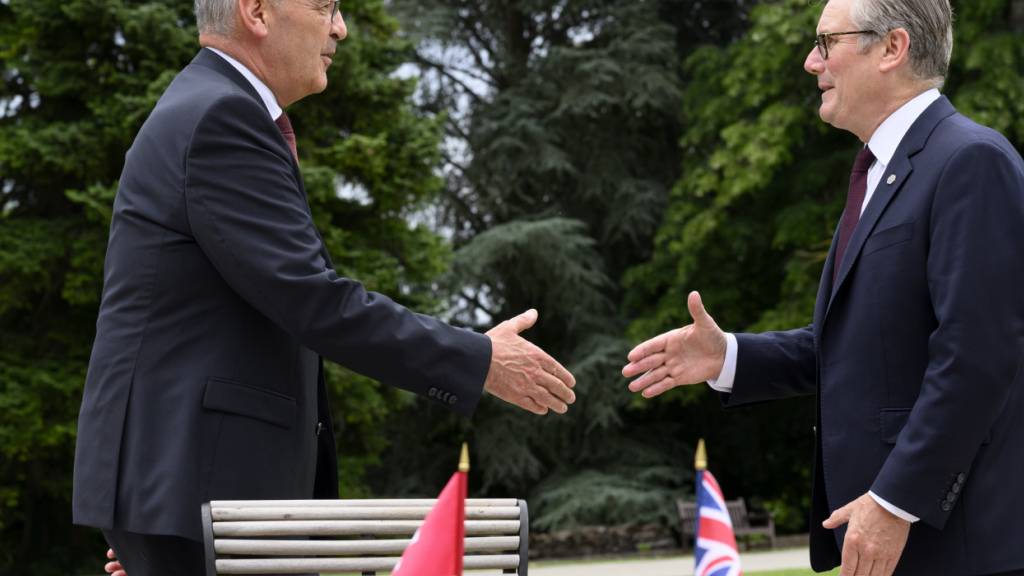 Bundespräsident Guy Parmelin und der britische Premierminister Keir Starmer (rechts) bekunden beide, ein umfassendes Freihandelsabkommen zwischen ihren beiden Ländern anzustreben.
