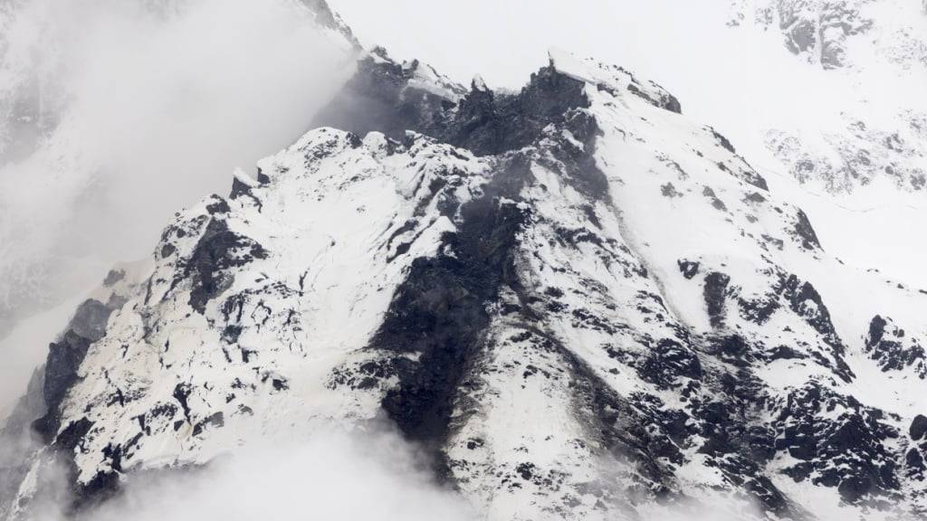 Im Bergsturzgebiet in Blatten VS sind immer wieder Felsabbrüche zu hören. Weil die Sicht schlecht ist, sind zwar Staubwolken zu sehen, wie viel Gesteinsmasse genau herunterkommt, ist zurzeit aber schwierig abzuschätzen.