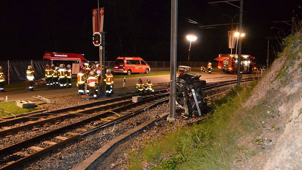 Spektakulärer und tragischer Autounfall im appenzell-ausserrhodischen Teufen: Ein 21-Jähriger Autofahrer stirbt beim Zusammenprall mit einem Fahrleitungsmast der Bahn noch am Unfallort.