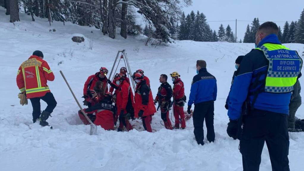 Rettungskräfte retteten in der Gemeinde Mont-la-Ville im Waadtland ist ein Mädchen, das in ein drei Meter tiefes Erdloch gefallen war. Das Mädchen blieb unverletzt.