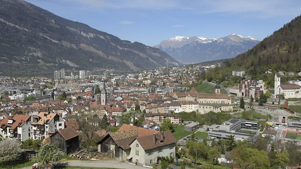 Die Stadt Chur zwischen Calanda (links) und Mittenberg. Raumplanung ist ein Dauerbrenner im Bündner Kantonsparlament. Gleichwohl ist die Mitte-Partei mit der Lancierung einer Standesinitiative zur Raumplanung gescheitert. (Archivbild)