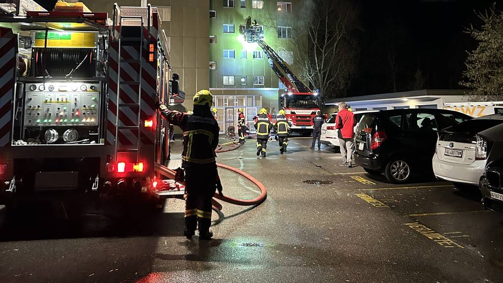 Feuer verwüstet 10-stöckiges Mehrfamilienhaus – 2 Kinder im Spital