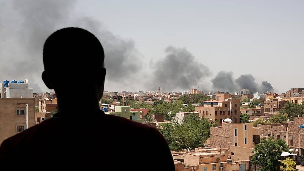 ARCHIV - Im Sudan ist kein Ende der Gewalt in Sicht. Nicht nur die Hauptstadt Khartum ist in weiten Teilen zerstört. Der Sudan versinkt indes in einer humanitären Krise. Foto: Marwan Ali/AP/dpa