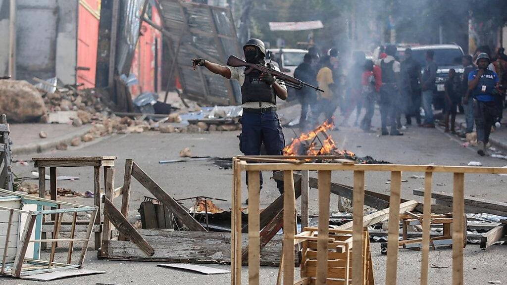 dpatopbilder - ARCHIV - Die Polizei sichert eine Straßensperre in Port-au-Prince, die von Demonstranten während einer Demonstration errichtet wurde, bei der der Rücktritt von Interimspremierminister Henry gefordert wird. Foto: Odelyn Joseph/AP/dpa