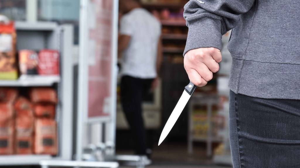 Ladendieb bedroht Mann mit Messer und wird festgenommen