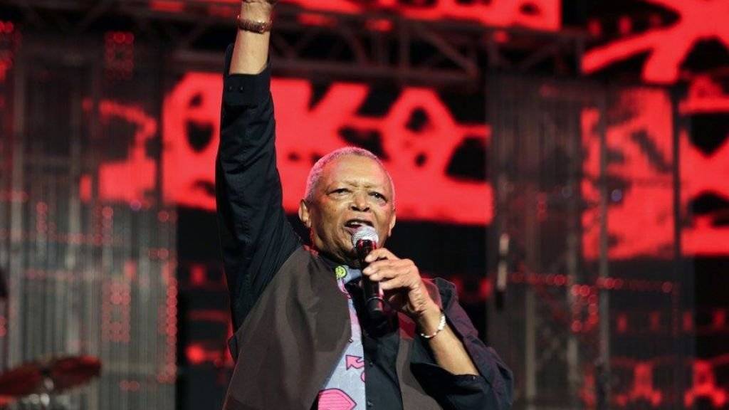 Der südafrikanische Jazz-Musiker Hugh Masekela - hier 2016 auf dem Safaricom International Jazz Festival in Nairobi - ist 78-jährig an Krebs gestorben.