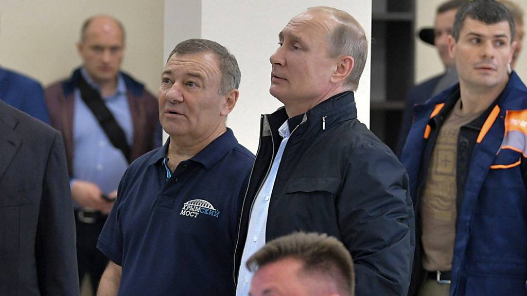 Wladimir Putin (2.v.r) und Arkadi Rotenberg (2.v.l.), der Vorsitzende des Bauunternehmens Stroygazmontazh, besuchen das Verkehrskontrollzentrum der neuen Brücke auf der Halbinsel Krim. (Archiv)