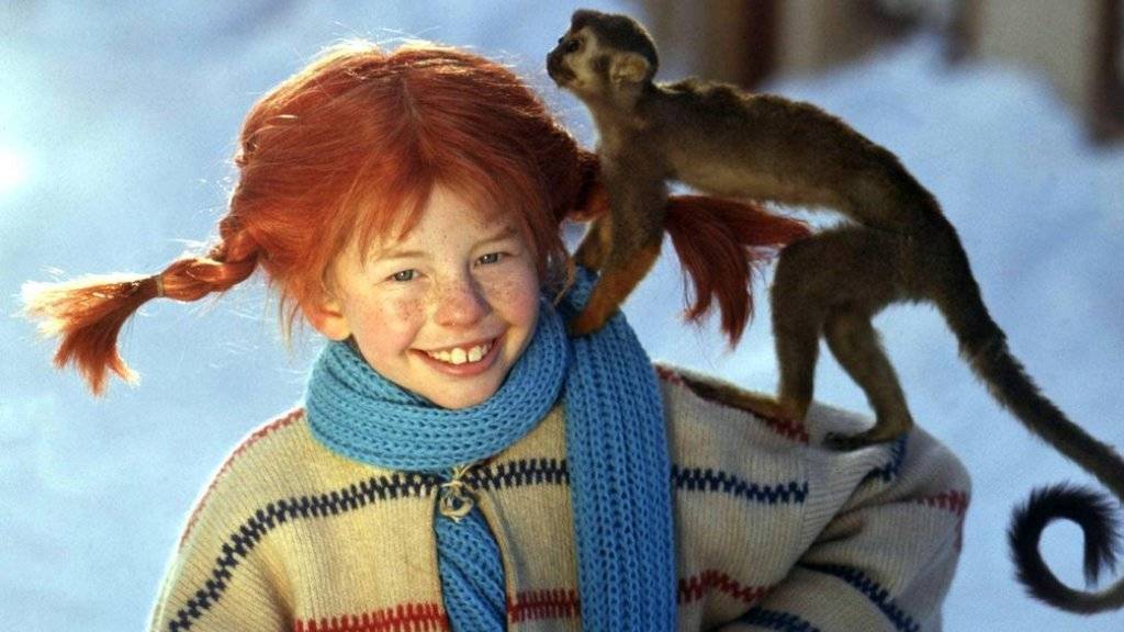 Lächelnd trägt die Schauspielerin Inger Nilsson in einem Film von 1968 als «Pippi Langstrumpf» an einem kalten Wintertag ihr Äffchen «Herr Nilsson» auf der Schulter spazieren. Die Stockholmer Wohnung der «Pippi Langstrumpf»-Autorin Astrid Lindgren ist neu auch für Fremde geöffnet (Archiv)