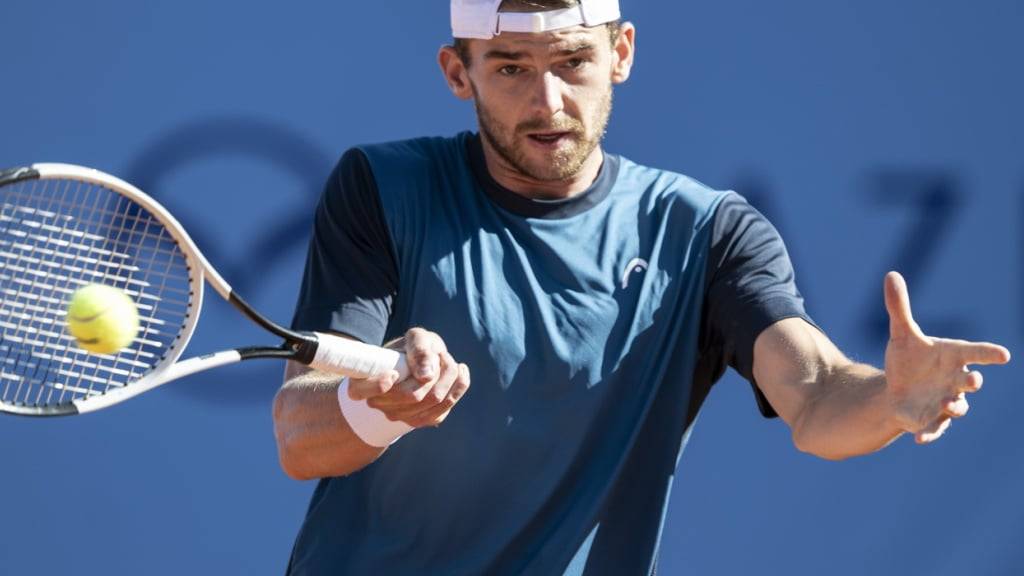 Jérôme Kym lässt sich in Gstaad vom Italiener Francesco Passaro nicht stoppen