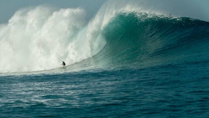 Australierin surft Monsterwelle und bricht Rekord
