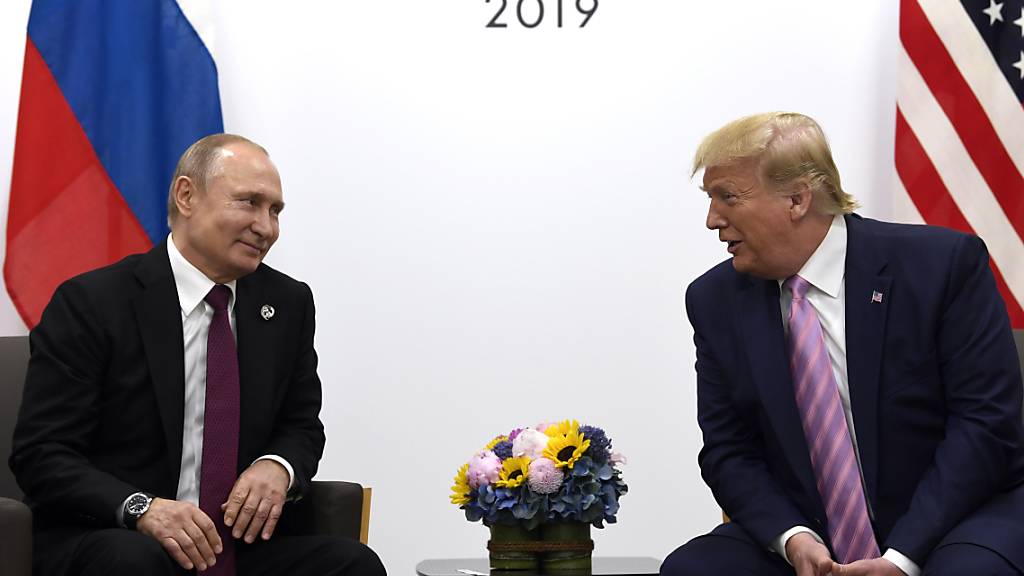 ARCHIV - Donald Trump (r), Präsident der USA, trifft Wladimir Putin, Präsident von Russland, während eines bilateralen Treffens am Rande des G-20-Gipfels. Foto: Susan Walsh/AP/dpa