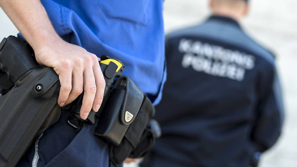Nach einem Einbruch in einen Supermarkt hat die Polizei in Brugg AG drei Personen vorläufig festgenommen. (Symbolbild)