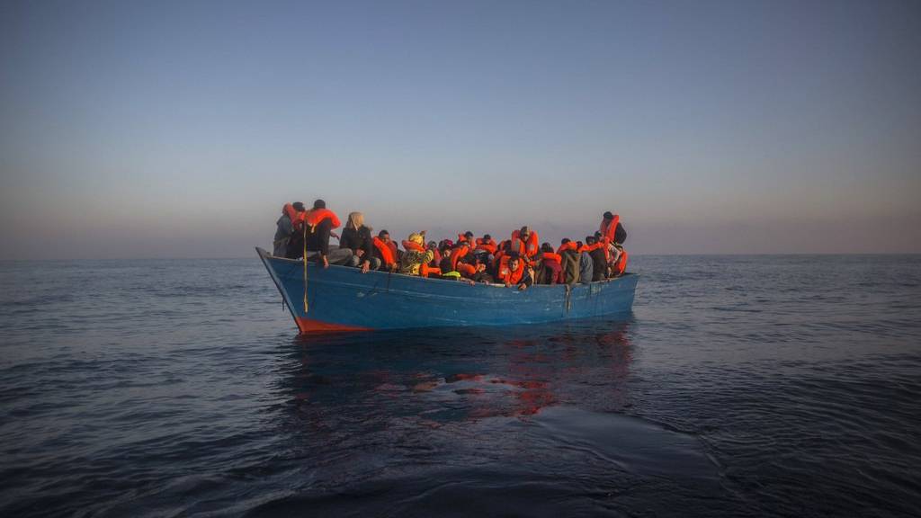 Ein Flüchtlingsboot im März 2017 vor der Küste Libyens.