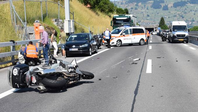Motorrad prallt ins Heck eines Autos: 54-jähriger Lenker schwer verletzt
