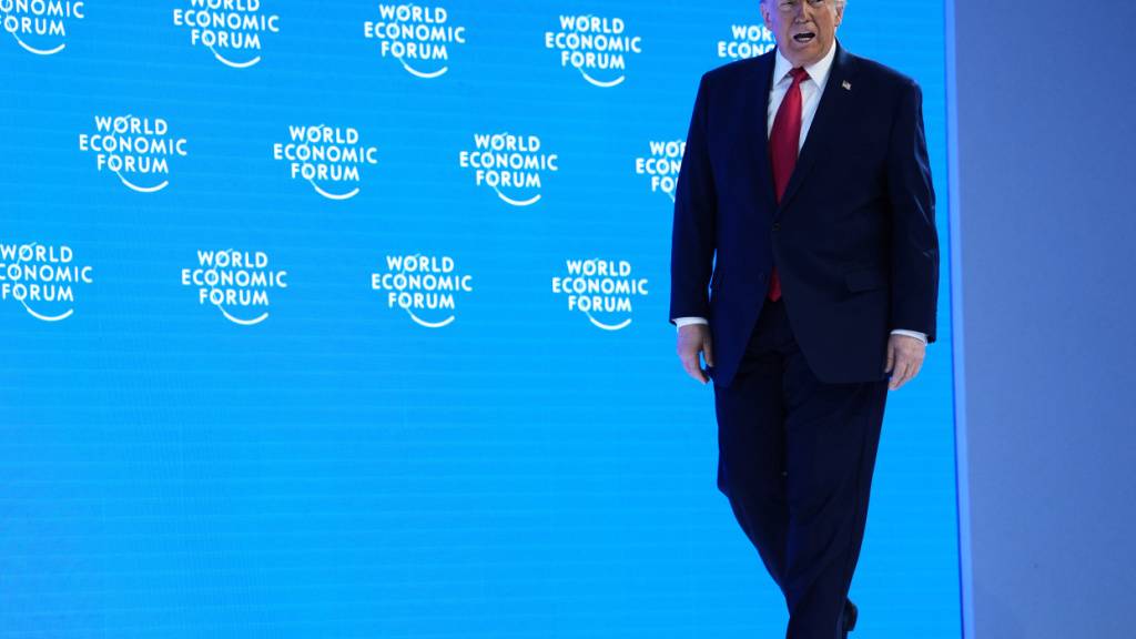 US-Präsident Donald Trump betritt die Bühne, während der Jahrestagung des Weltwirtschaftsforums in Davos. Foto: Evan Vucci/AP/dpa