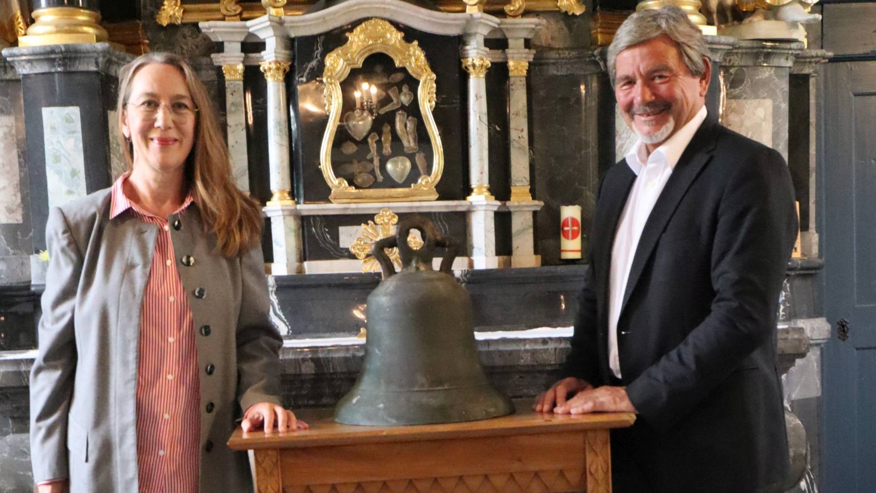 Elke Seibert Michel und Bildungsdirektor Res Schmid mit der alten Glocke in der Heiligkreuzkapelle in Emmetten.