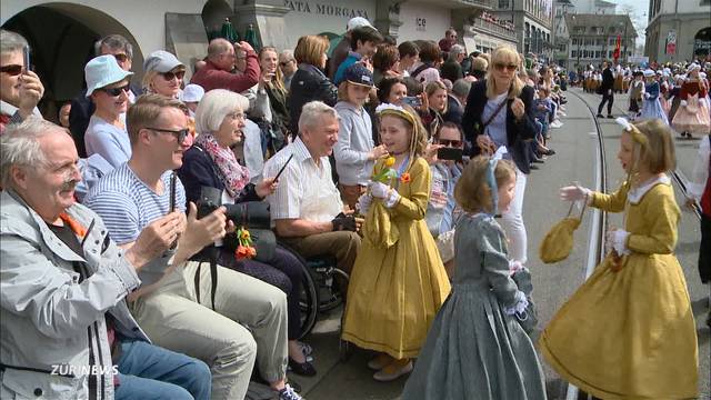 Glänzende Augen bei Gross und Klein am Kinderumzug