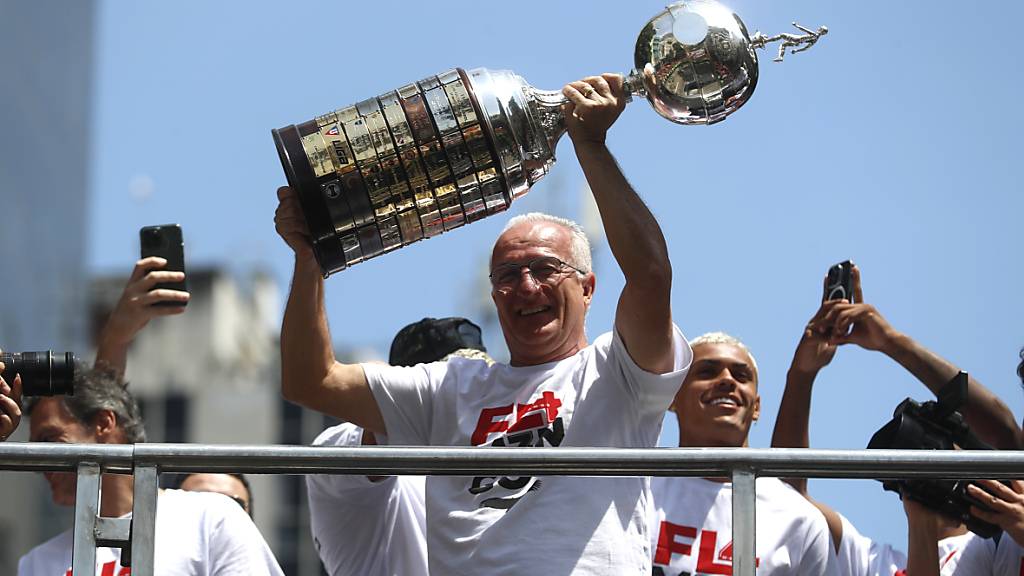 Dorival Junior mit dem Pokal der Copa Libertadores nach seinem Triumph mit Flamengo 2022
