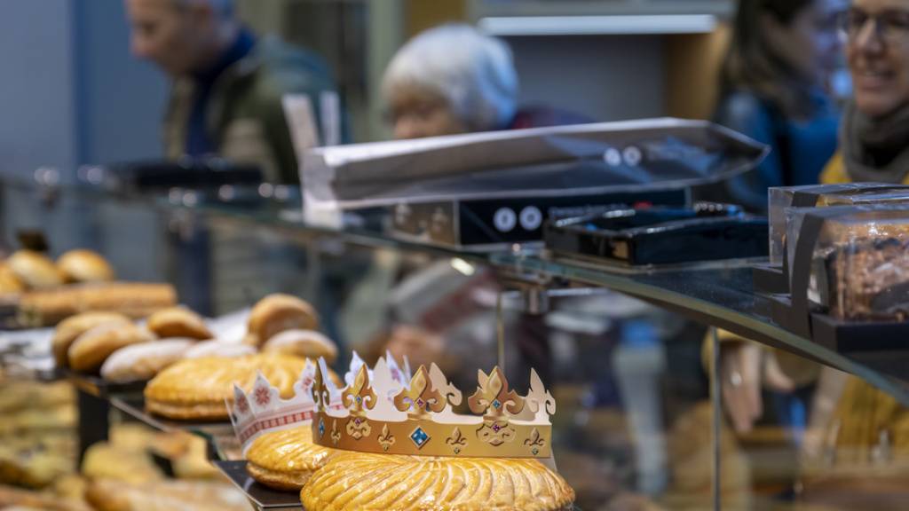 Dreikönigskuchen und eine Krone in eine Genfer Bäckerei.