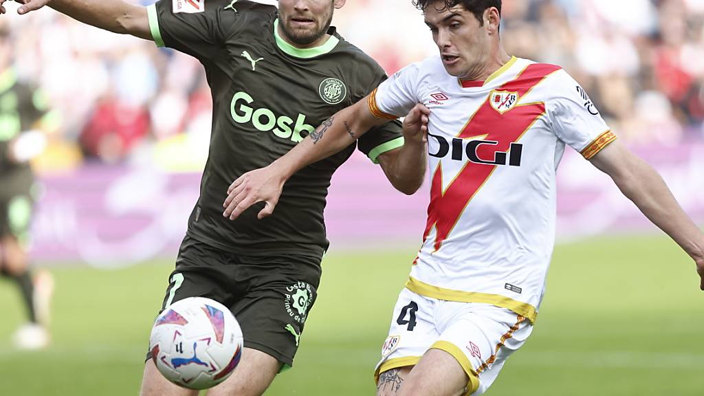 Gironas Daley Blind (links) klärt gegen Sergio Camello