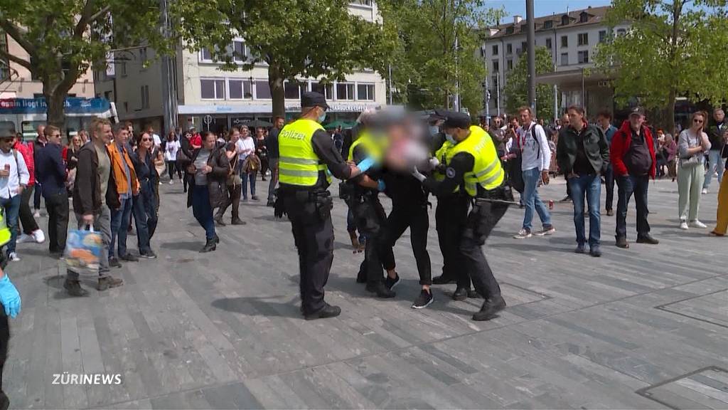 Polizei greift bei Corona-Demonstration in Zürich durch