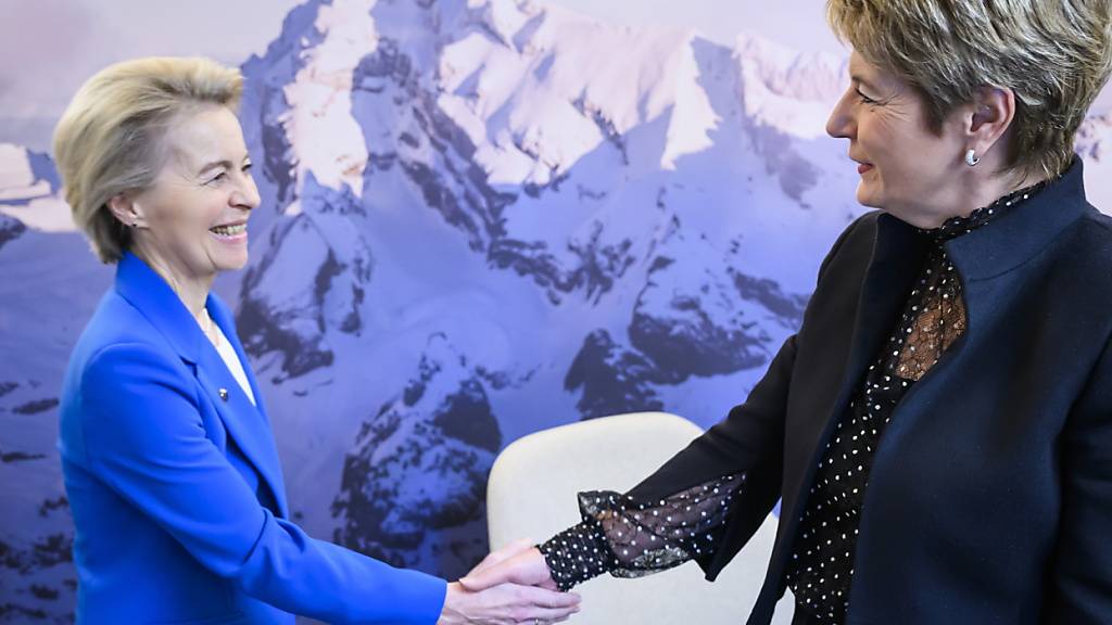 Mit dem Säntis im Hintergrund unterhielten sich EU-Kommissionspräsidentin von der Leyen und die Bundespräsidentin Keller-Sutter in Davos über die weiteren Prozesse nach Abschluss der Verhandlungen zwischen der Schweiz und der EU.