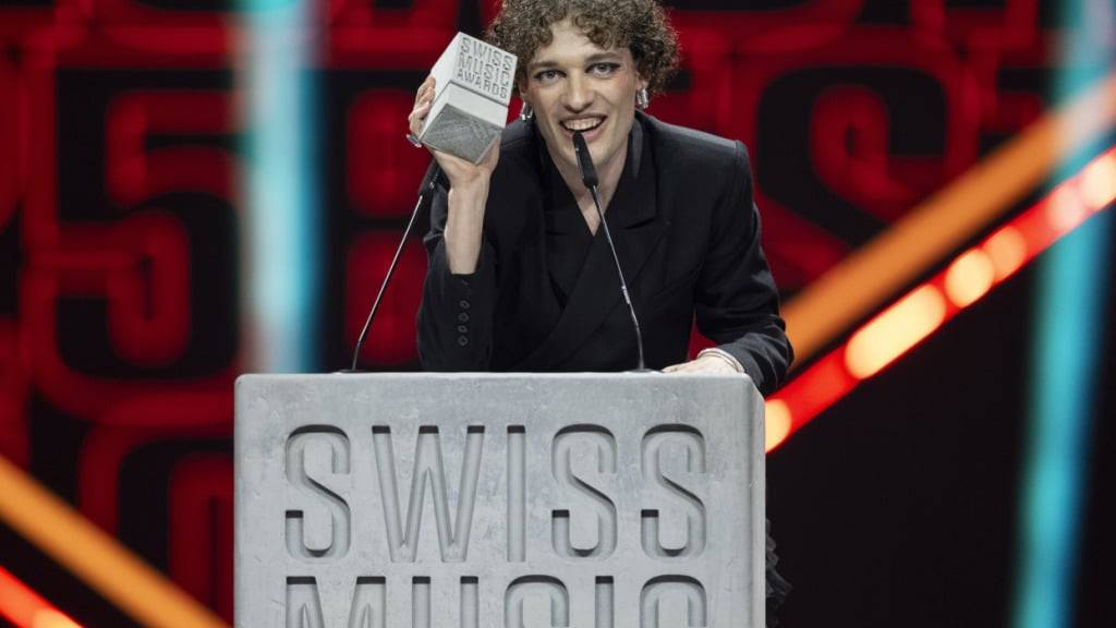Nemo wurde bei den Swiss Music Awards zum «Best Solo Act National» gekürt. Den Preis wolle Nemo queeren Menschen widmen, wie das Musiktalent in der Dankesrede sagte. (KEYSTONE/Ennio Leanza)