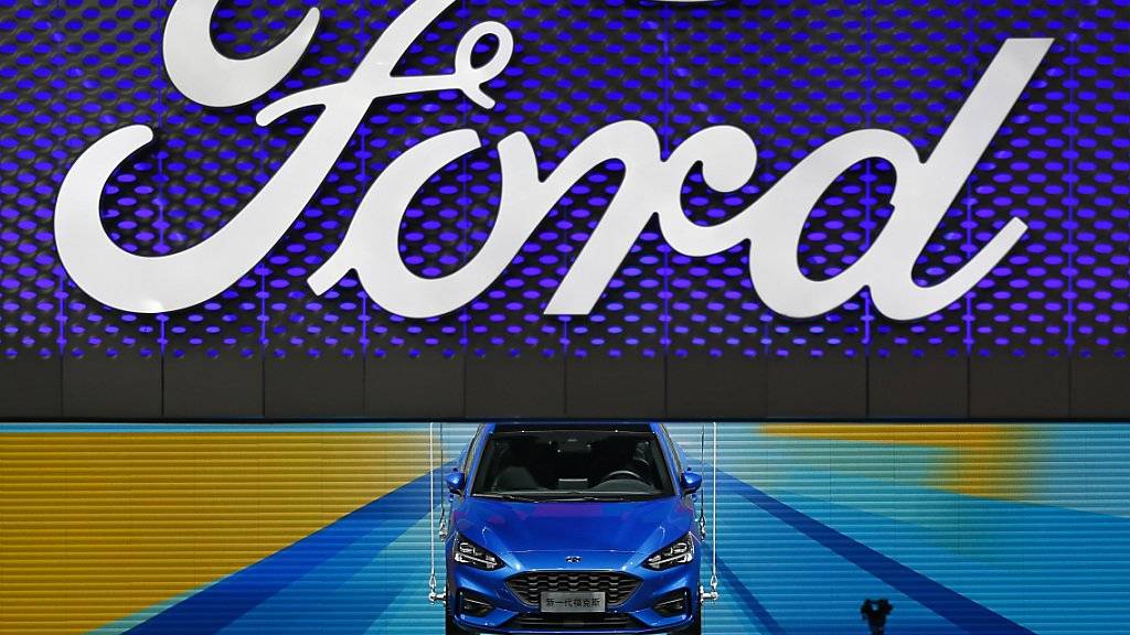 Der US-Autokonzern Ford hat im abgelaufenen Geschäftsquartal einen Gewinneinbruch erlitten. (Archivbild)