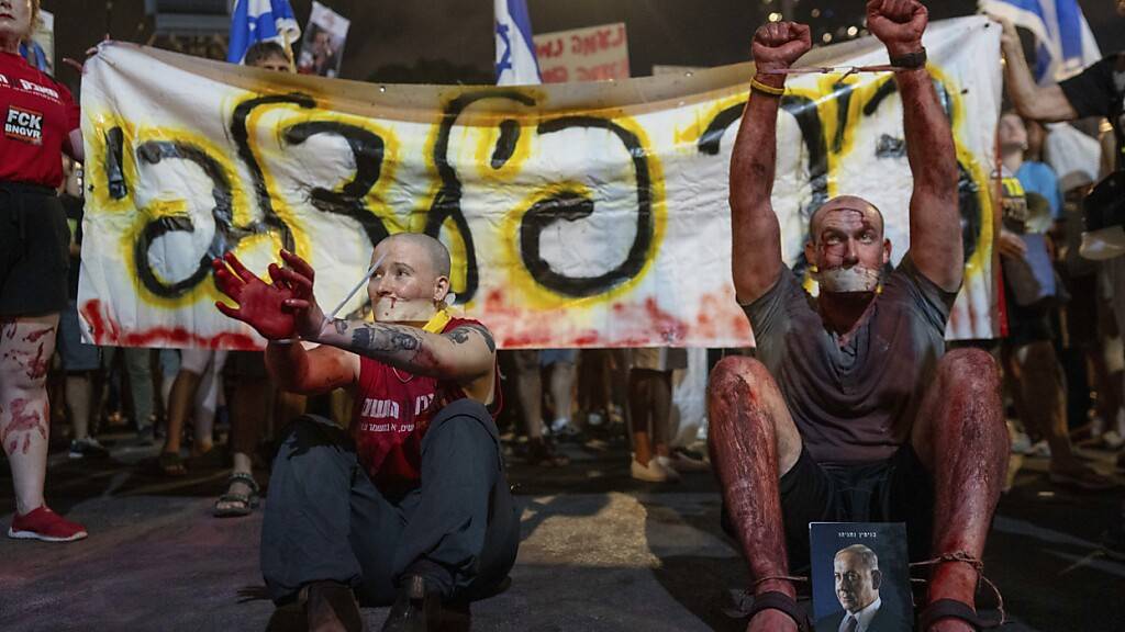 Aktivisten und Angehörige von Geiseln während eines Protests gegen die israelische Regierung. Sie fordern die sofortige Freislassung der Geiseln. Foto: Ohad Zwigenberg/AP/dpa