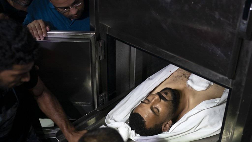 Palästinenser umringen ein Opfer, das von israelischen Soldaten am Grenzzaun zum Gazastreifen erschossen wurde.