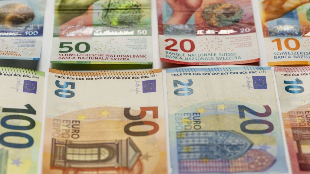 Der Euro hat am Dienstag zum Franken den tiefsten Stand der Geschichte erreicht. (Archivbild)