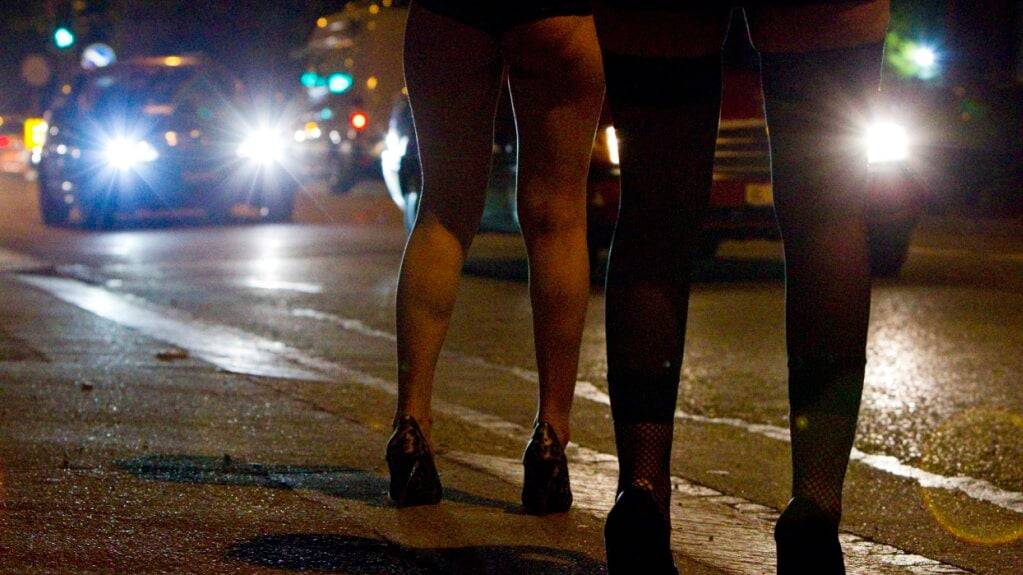Ein ungarisches Paar soll drei Frauen in die Prostitution gezwungen haben. Am Montag müssen sie sich vor dem Bezirksgericht Zürich verantworten. (Symbolbild)