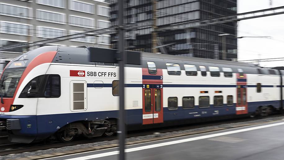 Fehlende Pendler tragen zum Defizit der SBB bei: S-Bahn-Zug im Bahnhof Zürich-Altstetten. (Archivbild)