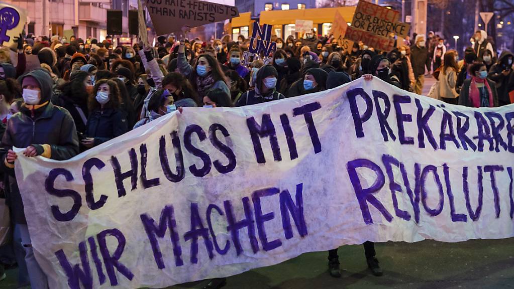 Auf ungewohnt verschlungenen Wegen bewegte sich die unbewilligte Frauen-Demonstration durch Basel.