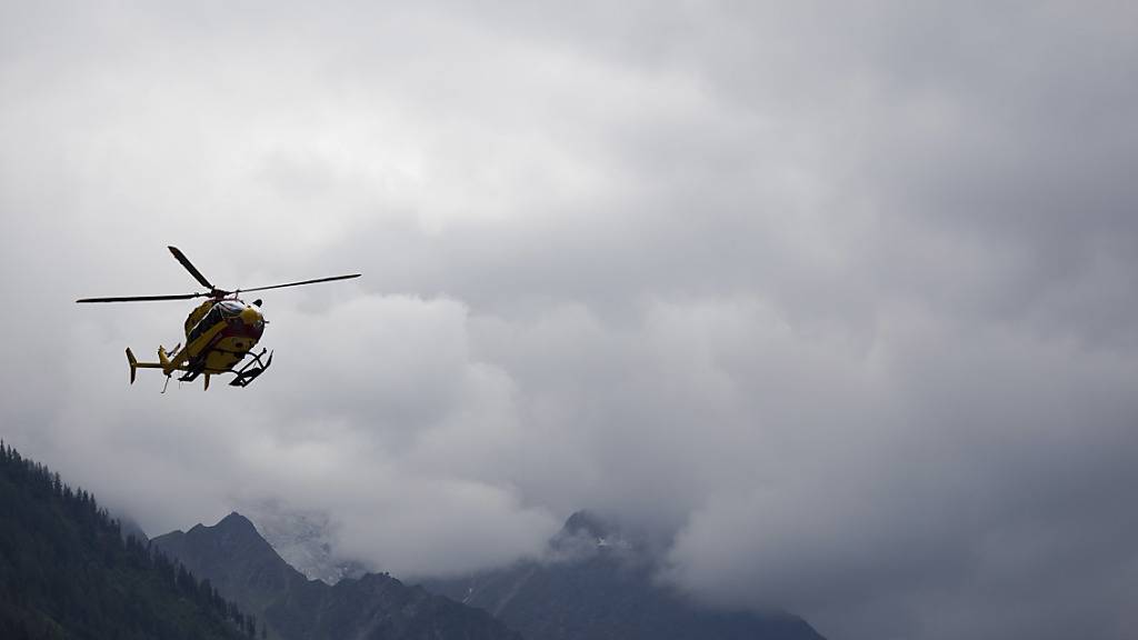 Ein französischer Rettungshelikopter unterwegs in den Alpen bei Chamonix. (Archivbild)