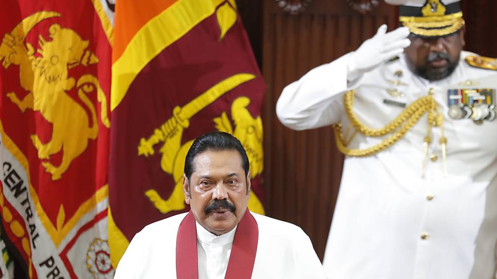 Die Schweiz hat eine Protestnote beim neuen sri-lankischen Premierminister Mahinda Rajapaksa (links) deponiert. Eine Angestellte der Schweizer Botschaft wurde in Colombo kurzzeitig entführt.