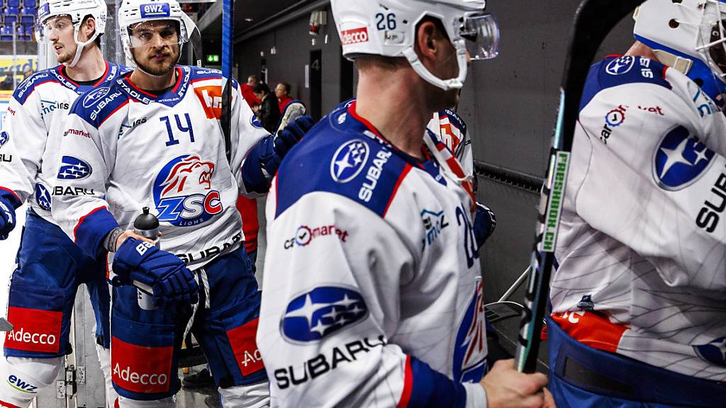 Die Spieler der ZSC Lions müssen im Derby in Kloten als Verlierer vom Eis und verpassen damit den Sprunt an die Tabellenspitze