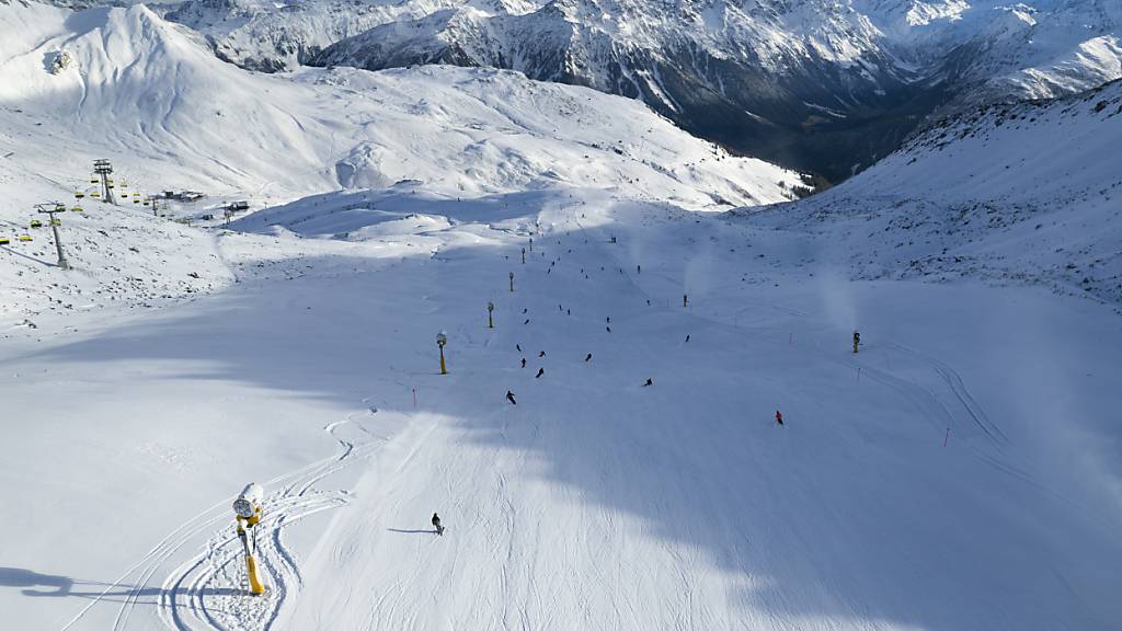 Ein junger deutscher Skifahrer ist am Samstagnachmittag im Skigebiet Parsenn GR tödlich verunfallt. (Symbolbild)