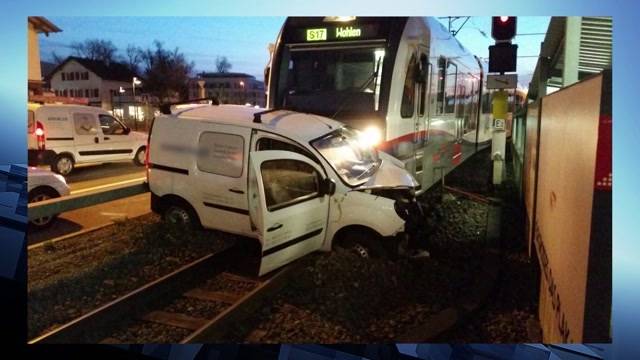 Lieferwagen von Zug mitgeschleift