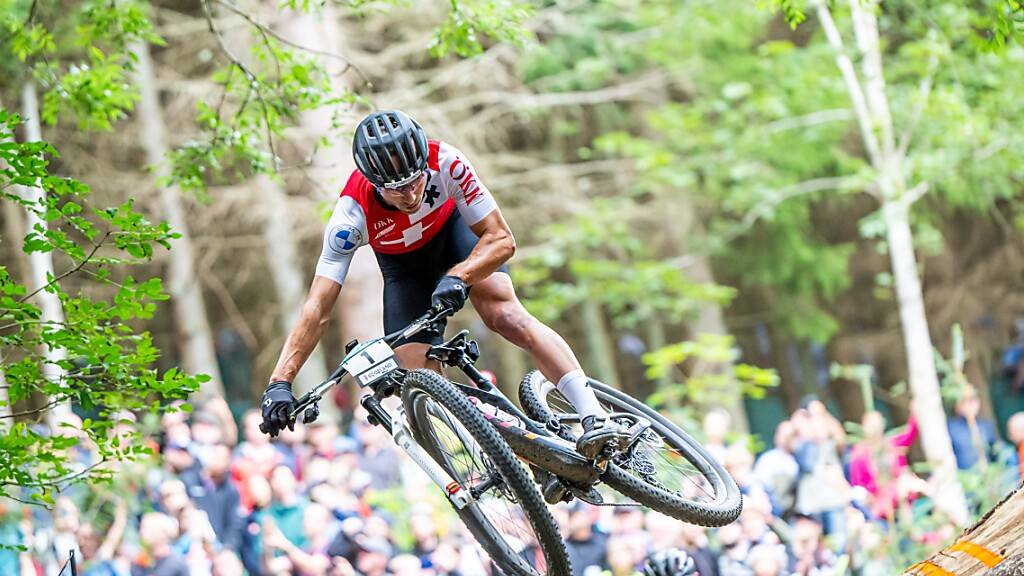 Nino Schurter macht auch mit 37 Jahren eine gute Figur, um Tom Pidcock im Schach zu halten, reicht die Tagesform aber nicht aus