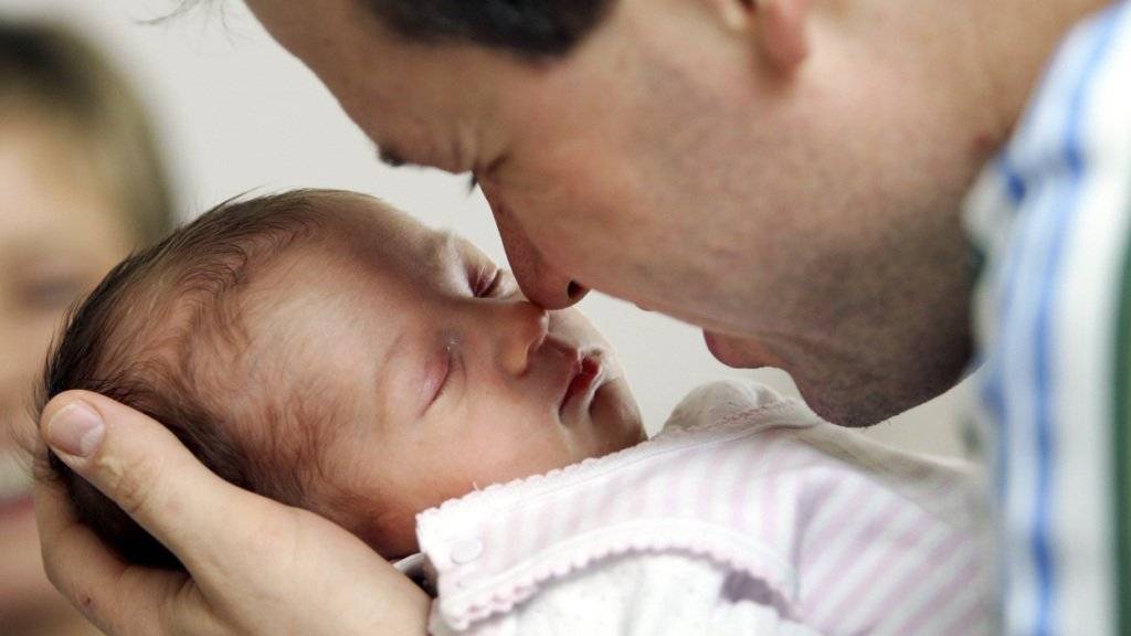 Auch Väter sollen sich nach der Geburt intensiv an der Betreuung des Kindes beteiligen können. Die Sozialkommission des Ständerats stellt einen zweiwöchigen Vaterschaftsurlaub zur Diskussion. (Archivbild)