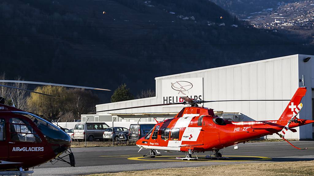 Die Rega will den beiden Walliser Helikopter-Unternehmen Air Zermatt und Air-Glaciers das Feld bei der Bergrettung im Wallis nicht kampflos überlassen. Sie will den Fall nun ans Bundesgericht weiterziehen. (Archivbild)